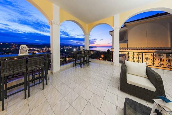Blick vom Balkon des Zante Palace auf die Stadt und den Ozean bei Sonnenuntergang