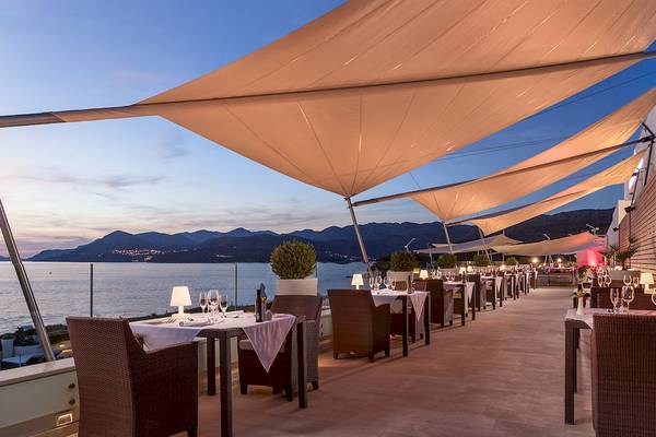 Abendessen auf der Terrasse im Dubrovnik President Valamar Collection mit Blick auf das Meer und die Berge.
