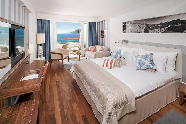 Hotelzimmer im Dubrovnik President Valamar Collection mit Blick auf das Meer.