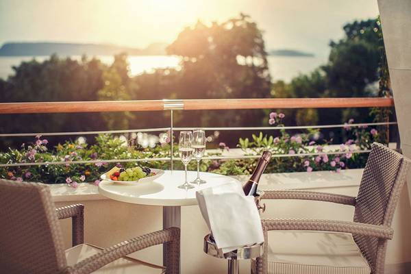 Aussicht vom Balkon des Dubrovnik President Hotels mit Tisch, Früchten und Wein.