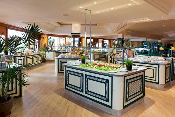 Buffetbereich im Seaside Los Jameos Hotel mit verschiedenen Speisen und Dekoration.