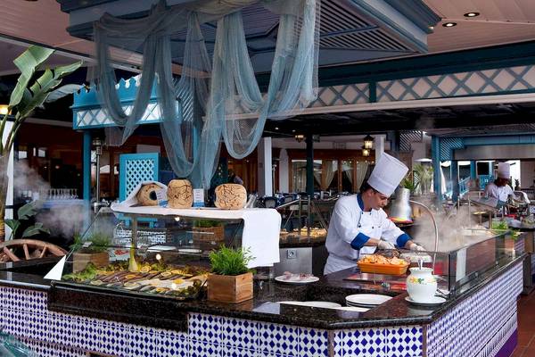 Buffetstation im Seaside Los Jameos Hotel mit einem Koch, der Speisen vorbereitet.