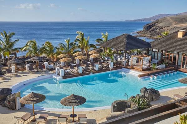 Aussenbereich des Secrets Lanzarote Resort & Spa mit Pool und Meerblick
