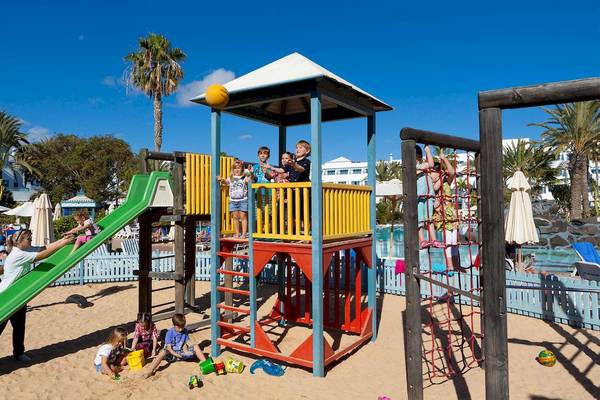 Kinderspielplatz am Strand des Seaside Los Jameos Hotels mit Rutsche und Klettergerüst
