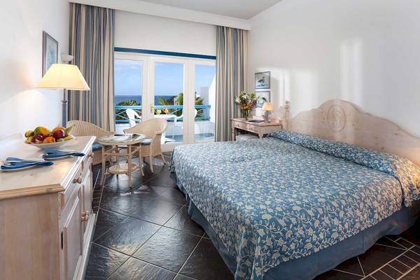 Hotelzimmer im Seaside Los Jameos mit Blick auf das Meer und eine Terrasse.