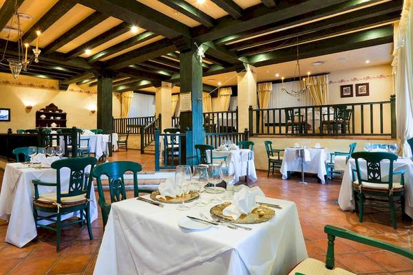 Innenansicht des Restaurants im Seaside Los Jameos Hotel mit gedeckten Tischen und Stühlen.