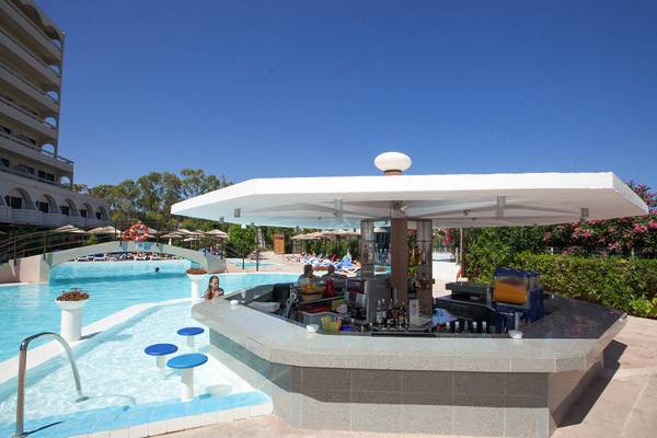 Pool-Bar des Olympos Beach Resorts mit Blick auf den Pool und Sonnenschirme.