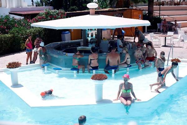 Gäste sitzen an der Poolbar des Olympos Beach Resorts