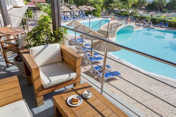 Blick von der Terrasse des Olympos Beach Resorts auf den Pool und die Liegen.
