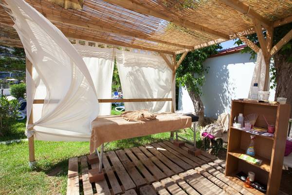 Massagebereich im Freien unter einer Pergola im Olympos Beach Resort.