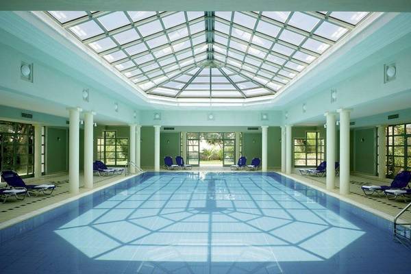 Innenpool des Kalimera Kriti Hotel & Village Resort mit blauem Wasser und geometrischem Bodenmuster