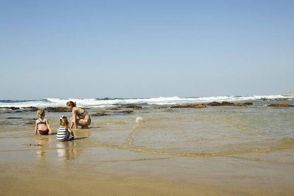 Eine Frau und zwei Kinder am Strand des Kalimera Kritis Hotel & Village Resort