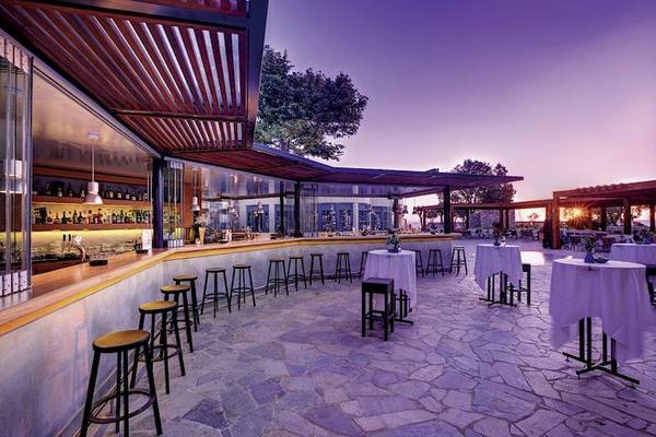 Außenbar des Kalimera Kriti Hotel & Village Resort mit Tischen und Stühlen