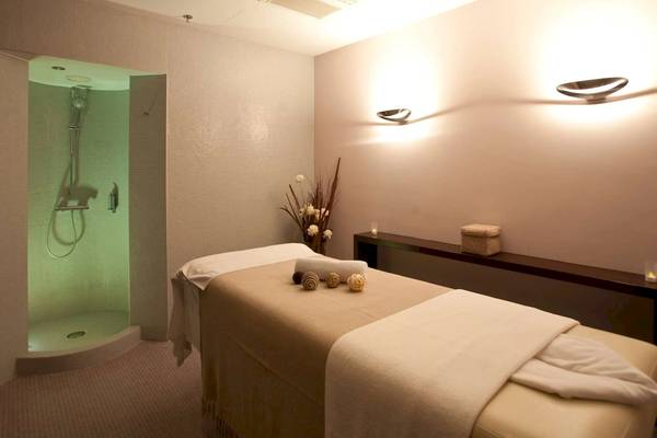 Massagebehandlungsraum im Radisson Blu Resort Split mit Dusche und Behandlungsliege.