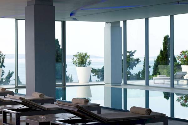 Pool-Loungebereich im Radisson Blu Resort Split mit Blick auf das Meer.