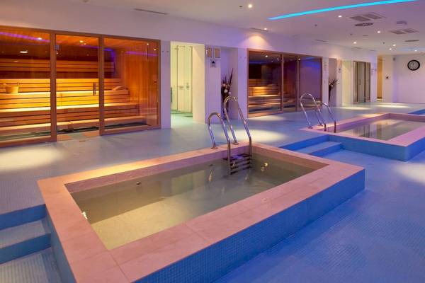 Ein Spa-Bereich des Radisson Blu Resort Split mit einer Sauna und zwei Pools.