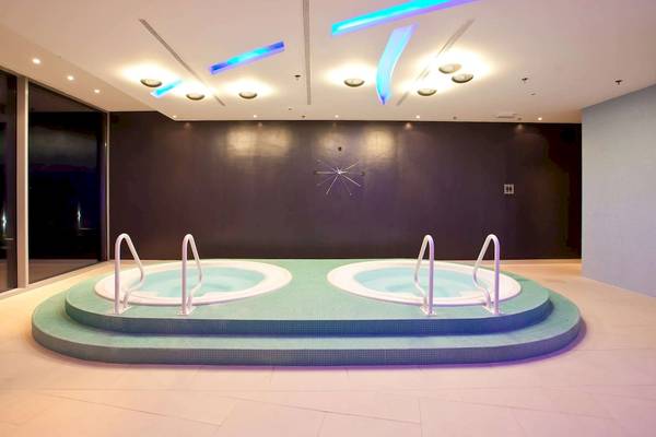 Zwei Whirlpools im Radisson Blu Resort Split mit blauer Beleuchtung und modernem Design.
