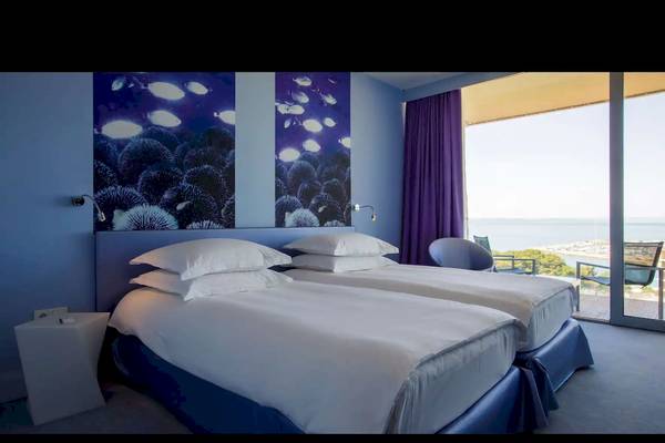 Doppelbett-Zimmer im Radisson Blu Resort Split mit Meerblick und modernen Dekor.