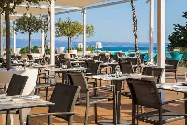 Terrasse des Radisson Blu Resort Split mit Blick auf das Meer und Berge
