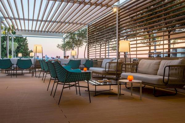 Loungebereich im Radisson Blu Resort Split mit grünen Sesseln und Tischen.