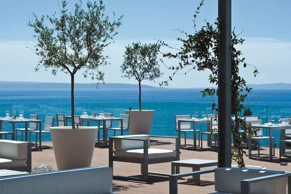 Terrasse mit Blick auf das Meer im Radisson Blu Resort Split