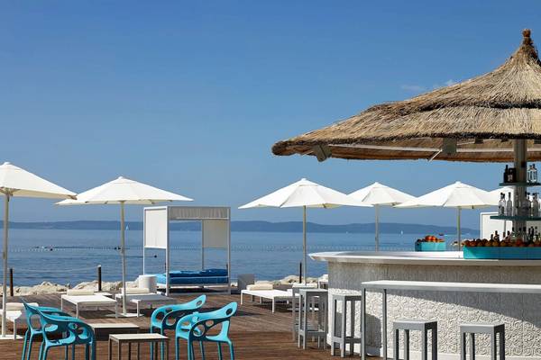 Terrasse des Radisson Blu Resort Split mit Strandbar, Blick auf das Meer.