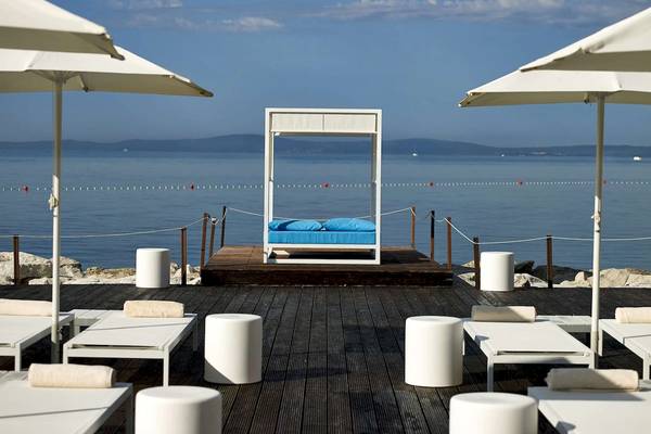Außenbett mit Blick auf das Meer im Radisson Blu Resort Split.