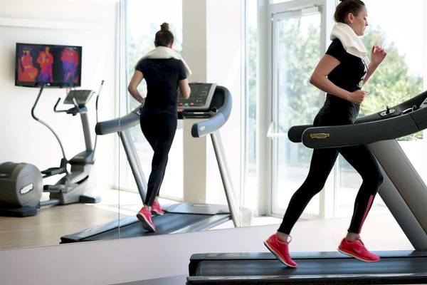 Zwei Frauen laufen auf einem Laufband im Fitnessstudio des Radisson Blu Resort Split.