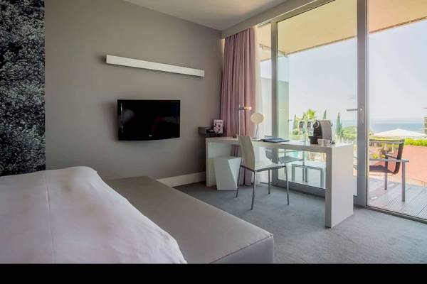 Hotelzimmer im Radisson Blu Resort Split mit Blick auf das Meer.