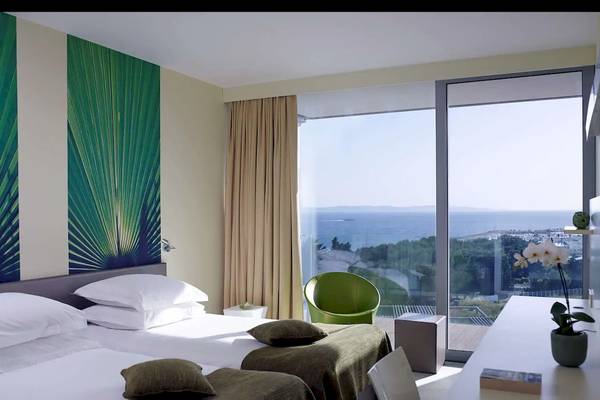 Hotelzimmer im Radisson Blu Resort Split mit zwei Betten, Blick auf das Meer.