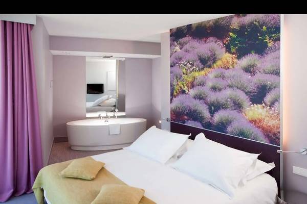 Radisson Blu Resort Split Hotelzimmer mit Bett, Badewanne und Wandbild