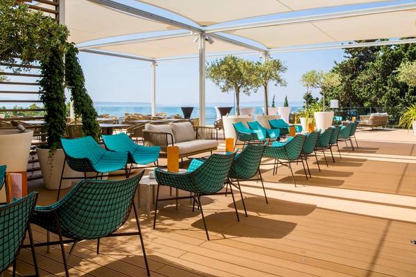 Terrasse des Radisson Blu Resorts in Split mit Blick auf das Meer