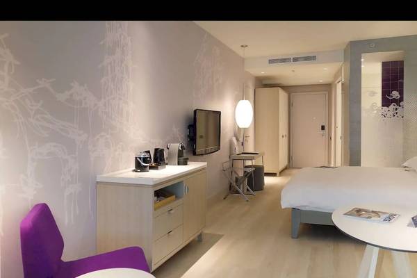 Hotelzimmer im Radisson Blu Resort Split mit Bett, Fernseher und Schreibtisch.