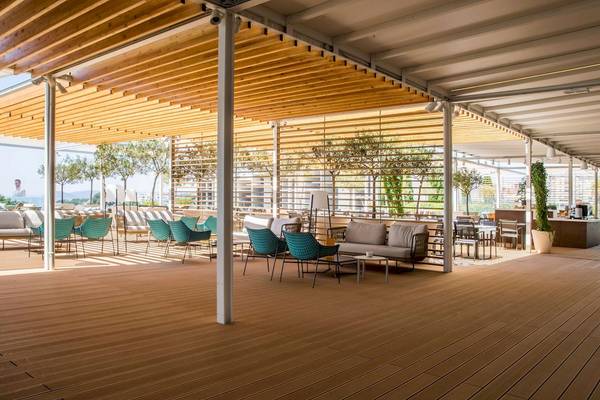 Terrasse des Radisson Blu Resorts Split mit modernen Möbeln und schattiger Überdachung.