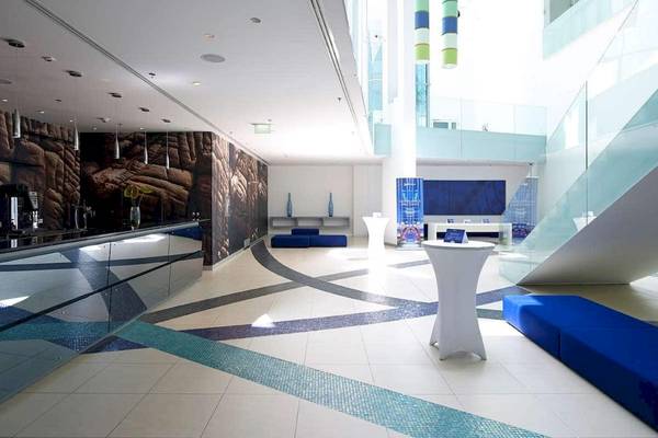 Lobby des Radisson Blu Resort Split mit moderner Einrichtung und blauen Möbeln.