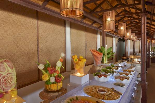 Buffettisch im Angaga Island Resort & Spa mit verschiedenen Gerichten und Dekorationen.