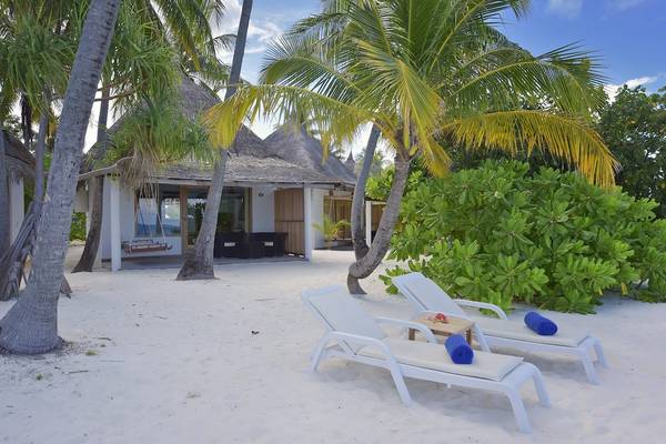 Angaga Island Resort & Spa mit Strand-Chalets und Sonnenliegen