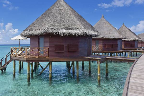 Wasservillen des Angaga Island Resort & Spa auf Stelzen im Meer