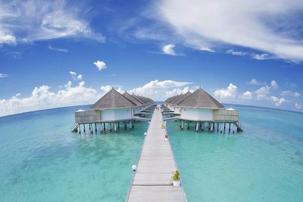 Luftaufnahme der Wasservillen des Angaga Island Resort & Spa im Ozean
