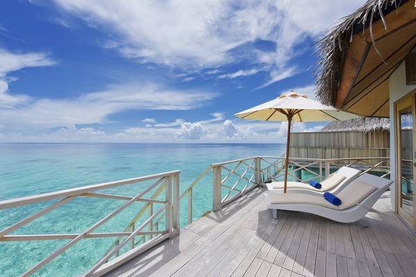 Terrasse des Angaga Island Resort & Spa mit Blick auf das Meer