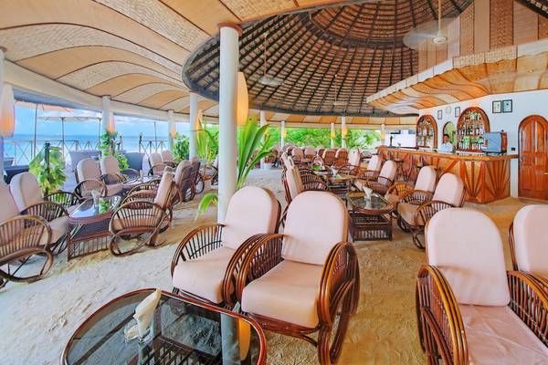 Loungebereich des Angaga Island Resort & Spa mit Blick auf das Meer und die Bar im Hintergrund.
