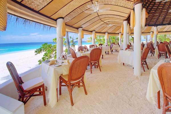 Innenansicht des Restaurants im Angaga Island Resort & Spa mit Blick auf den Strand