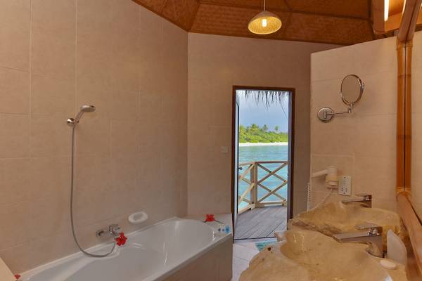 Badezimmer im Angaga Island Resort & Spa mit Blick auf das Meer.
