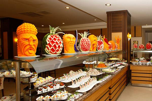 Buffet im Cenger Beach Resort & Spa mit verschiedenen Essensthemen und Wassermelonen-Skulpturen.
