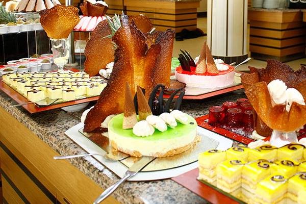 Buffet-Desserts im Cenger Beach Resort & Spa mit verschiedenen Kuchen und Gebäck.