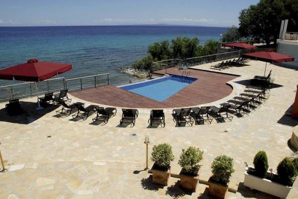 Poolbereich des Tsamis Zante Spa Resorts mit Sonnenschirmen und Liegestühlen am Meer