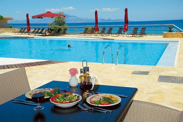 Essenstisch am Poolbereich des Tsamis Zante Spa Resorts mit Blick auf das Meer.