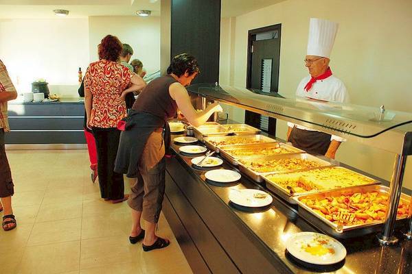 Gäste bedienen sich an einem Buffet im Tsamis Zante Spa Resort Hotel.