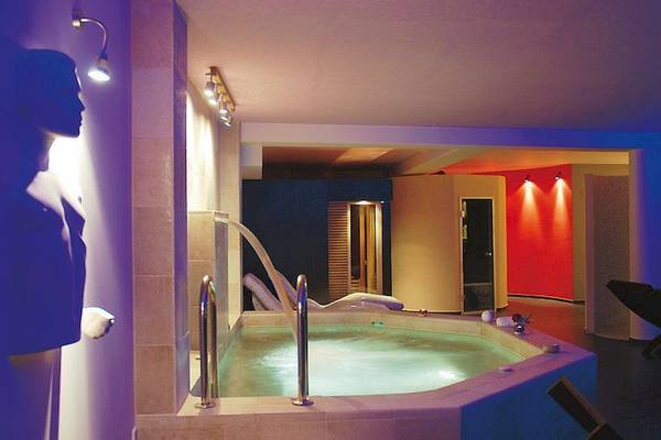Whirlpool im Spa-Bereich des Tsamis Zante Spa Resorts mit blauer Beleuchtung und Lounge-Sesseln.