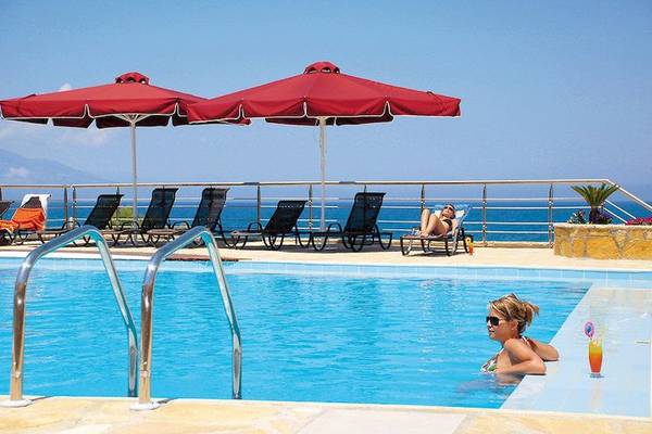 Gäste entspannen in der Pool-Lounge des Tsamis Zante Spa Resorts.